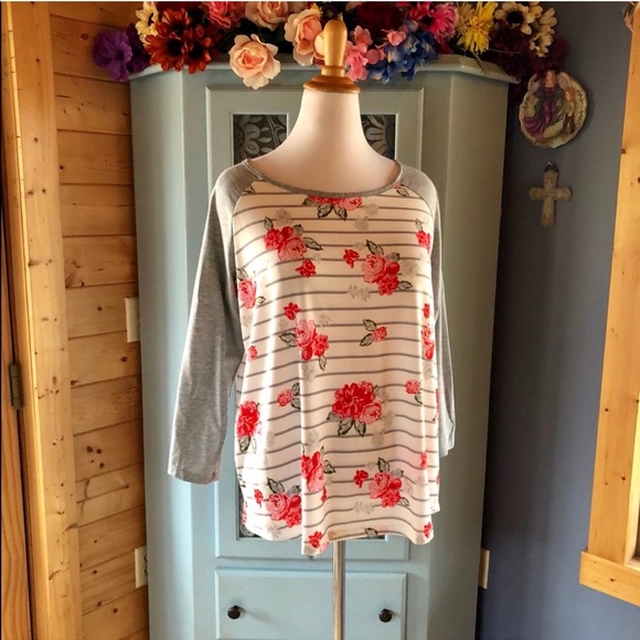 Beautiful Blouse. Brand NEW w/Tags!! - Picture 4 of 7